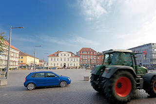 3016 Marktplatz in Ratzeburg - Trecker und Pkw; im Hintergrund Architektur AM MARKT.