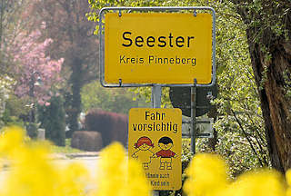 8764 Ortsschild Seester, Kreis Pinneberg - Fahr vorsichtig; blhender Raps.