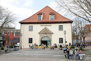 3638 Historische Architektur in Stade - Zeughaus am Pferdemarkt - Caf / Resturant auf dem Platz unter Bumen.