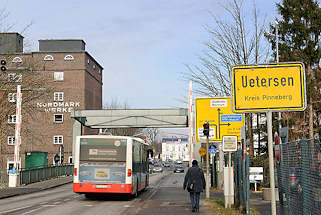 5073 Ortsschild Uetersen, Kreis Pinneberg - Klappbrcke ber die Pinnau; Autobus . 