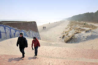 4924 Strand von Prora / Binz auf Rgen; SpaziergngerInnen in der Frhlingssonne am Strand der Ostsee an der geplante Promenadenanlage vom KdF-Seebad Prora.