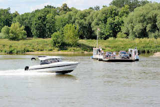 5701 Ein Motorboot in schneller Gleitfahrt passiert die Gierfhre auf der Elbe bei Aken.