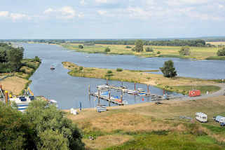 6663 Blick auf die Elbe und den Sportboothafen / Marina von Arneburg - Stellplatz fr Wohnmobile am Wasser.