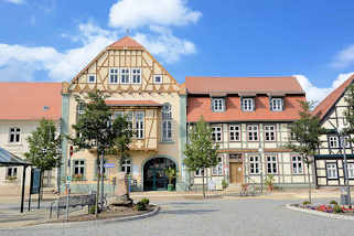 8300 Marktplatz von Arneburg - Rathaus und historisches Brgerhaus.
