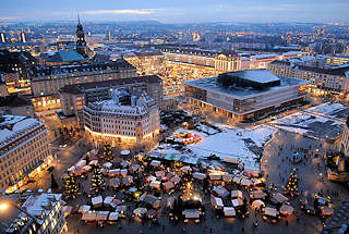 1951 Abenddmmerung ber Dresden - Weihnachtsmarkt auf dem Neumarkt und im Hintergrund der Striezelmarkt auf dem Altmarkt.