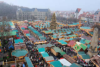1626 Luftaufnahme vom Weihnachtsmarkt in Erfurt - Landeshauptstadt vom Freistaat Thringen - die Marktbuden stehen dicht gedrng auf dem Domplatz - in der Mitte eine 25m hohe beleuchtete Weihnachtstanne