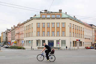 204_5531 Straenkreuzung in Hradec Krlov / Kniggrtz; Fahrradfahrer - Wohnhaus.