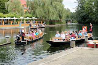 2284 Touristen in Spreekhnen vor der Schleuse an der Hauptspree in Lbben.