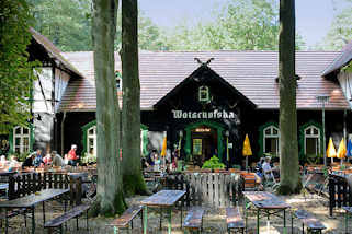 1978 Tische und Bnke im Freien - Gasthaus Wotschofska in Lbenau / Spreewald.