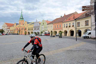 5957  Marktplatz von Mělnk - historische Randbebauung im Baustil der Renaissance oder Barock; im Hintergrund das Rathaus, ursprnglich 1398 erbaut, im letzten Viertel des 17. Jahrhunderts Barockumbau.