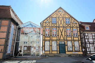 14_8808 Glasneubau, Foyer und Caf vom Schauspielhaus Neubrandenburg - hist. Fachwerkhaus / Greve Haus.