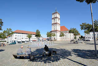 10_8943 Springbrunnen und Ruhebnke am Marktplatz von Neustrelitz - Blick auf die Stadtkirche, die ursprnglich 1778 nach Plnen des Hofarztes Johann Christian Wilhelm Verpoorten errichtet wurde.