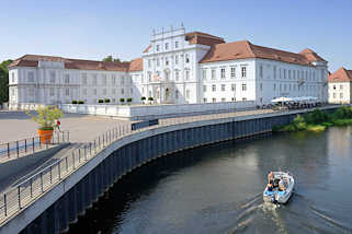 4702 Schloss Oranienburg - das lteste Barockschloss in  Brandenburg. In der Regierungszeit Friedrichs III./I. (1688 – 1713) wurde Oranienburg eine der bedeutendsten Schloss- , Garten- und Stadtanlagen in der Mark Brandenburg. Ein Motorboot fhrt auf der