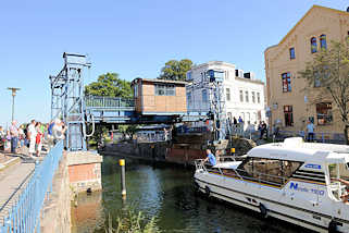 8999 Plauer Hubbrcke an der Mritz-Elde-Wasserstrasse in Plau am See - die sthlerne Brcke wurde 1916 errichtet,