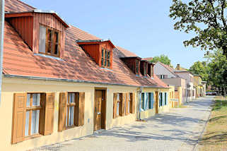 4667 Weberhuser im Babelsberger Weberviertel - farbige Fensterluken.