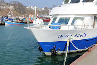 5078 Fahrgastschiff - Ausflugsschiff Insel Rgen im Hafen von Sassnitz - im Hintergrund Fischerboote am Anleger.