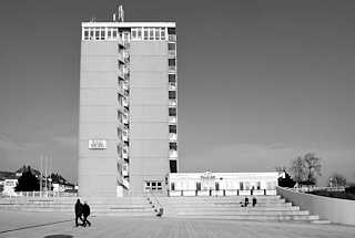 5131 Rgenplatz und Rgenhotel in Sassnitz auf der Insel Rgen - Hotelhochhaus mit Blick auf die Ostsee. Das Hochhaus ist das hchste Gebude der Stadt.