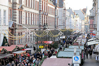 4302 Weihnachtsmarkt in der Mecklenburgstrasse in Schwerin; Weihnachstnde, Marktstnde - Marktbesucher.