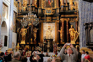 0379 Barocke Wallfahrtsirche Święta Lipka, Heiligelinde - Polen. Glubige im Kirchenineren - Hauptaltar, Arbeit von Christoph Peucker von 1714.