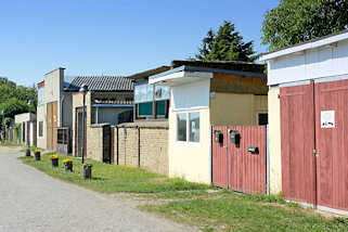 9584 Garagen und Schuppen an der Uferpromenade der Havel in Werder.