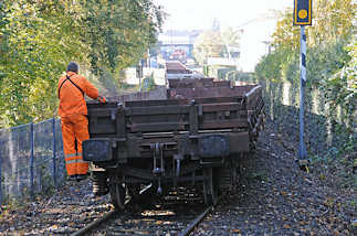 0595 Güterzug an der Billebruecke - Güterwaggon mit Bahnarbeiter.