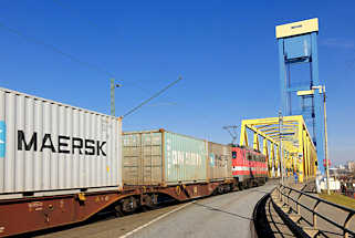 3103 Güterzug mit Container fährt auf die Kattwybrücke, die über die Süderelbe / Kattwyk führt; in dieser Zeit ist die Hubbrücke für den Autoverkehr gesperrt.