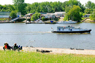 2637 Angler am Ufer der Billwerder Bucht - ein Sportboot fhrt Richtung Elbe.