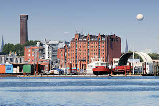 3934 Blick ber die Billwerder Bucht nach Hamburg Rothenburgsort - historisches Speichergebude und Wasserspiel / Wasserturm - historische Industriearchitektur in der Hansestadt Hamburg.