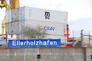 2039 Schild Ellerholzhafen an der Kaimauer - gestapelte Container am Mnckebergkai  - Bilder aus dem Hamburger Hafen.