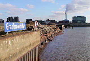 P1010018 Altes blaues Schild mit weisser Schrift GRASBROOKHAFEN am Dalmannkai im Hamburger Hafen.