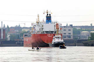 4339 Tankhafen von Hamburg Harburg - ein Tankschiff wird von einem Schlepper in die Sderelbe geschleppt.