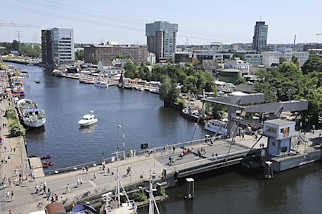 6716 Luftaufnahme vom Harburger Binnenhafen mit Lotsenkanal KLappbrcke und Brotrmen, Brohusern am Bahnhofskanal.