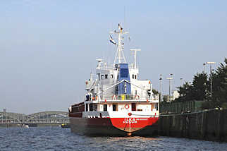 Hamburger Norderelbe - Frachtschiff am Holthusenkai - Elbbrcken / Stadtteil KLEINER GRASBROOK.