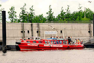 3388 Die Barkasse Ballinstadt liegt am Anleger Ballinstadt im Mggenburger Zollhafen in Hamburg Veddel - Touristen steigen aus dem Fahrgastschiff auf den Anleger um die Hamburger Auswandererhallen zu besuchen.