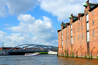 3323 Blick ber das Dessauer Ufer im Saalehafen zur Brcke Veddeler Damm, dahinter der Spreehafen und Wohngebude in Hamburg Veddel.