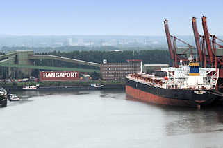 9382 Blick auf den Sandauhafen / Hansaport im Hamburger Hafen - ein Frachter / bulkcarrier liegt unter den Brcken im Hafenbecken von Hamburg Altenwerder.
