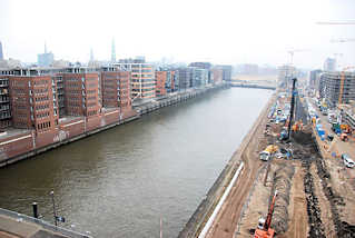 8208 Blick auf den Sandtorhafen vom Kaispeicher - am Kaiserkai stehen Baukrne - Wohngebude und Geschftshuser entstehen in der Hafencity. (2007)