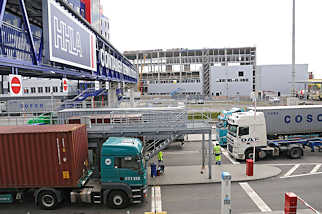 0503 Lastzge mit Containern an der Einfahrt zum HHLA Container Terminal Tollerort.