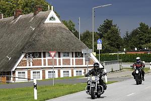 Der Stadtteil Hamburg Altengamme gehrt zum Bezirk Hamburg Bergedorf. Altengamme liegt am Nordufer der Elbe und hat eine Flche von 15,6 km und wurde erstmals 1188 urkundlich erwhnt. Seit 1556 ist es mit Curslack, Kirchwerder und Neuengamme als die Vierlande bekannt. Seit 1868 gehrte Altengamme zum Hamburger Landgebiet und 1938 erfolgte durch das Gro-Hamburg- Gesetz die Eingemeindung nach Hamburg. Motorradfahrer am Elbdeich - Fachwerkgebude, historische Architektur. Am Wochende nutzen viele Motorradfahrer die Strasse am Elbdeich, um einen Ausflug entlang der Elbe und durch die Vier- und Marschlande zu unternehmen. >>