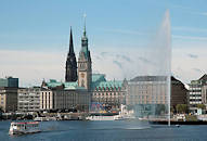 0011 Alsterschiff am Anleger bei der Reesendammbrcke - Blick auf die Hamburger Innenstadt zum Rathaus.