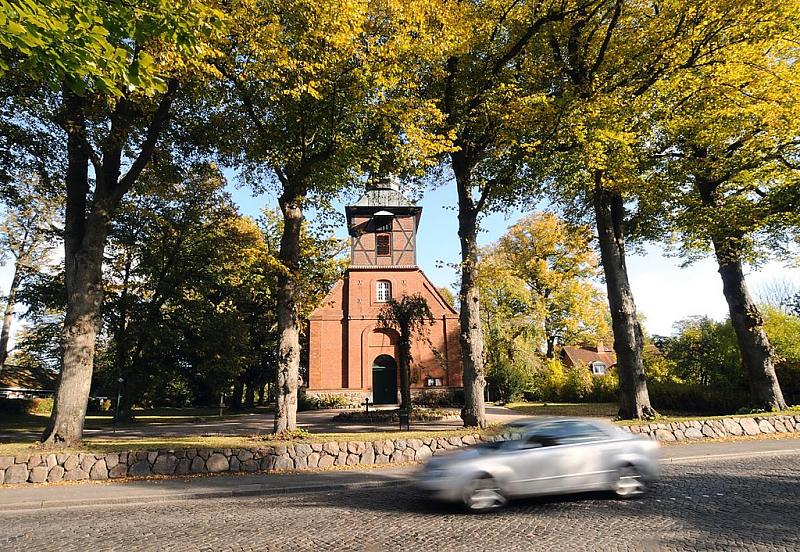 Der Hamburger Stadtteil Bergstedt gehrt zum Bezirk Hamburg Wandsbek. 1248 wurde Bergstedt, das ehemals ein schsisches Runddorf war, erstmals urkundlich unter dem Namen Berichstede genannt. 1345 verpfndete die Familie von Wedel das Dorf an das Hamburger Donkapitel. Im 16. Jahrhundert gelangte Bergstedt an die Herzge von Holstein Gottorp, bevor es 1750 bis 1773 wieder an Hamburg verpfndet war. Seit 1889 bildete Bergstedt gemeinsam mit der Landgemeinde und dem Gutsbezirk Hoisbttel einen Amtsbezirk im preuischen Kreis Stormarn. Im Zuge des Gro Hamburg Gesetzes wurde Bergstedt 1937 nach Hamburg eingemeindet. Der Stadtteil Hamburg Bergstedt hat eine Flche von 7,1 km und ca. 9100 Einwohner.