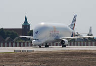 X4713_Startbahn-Airbuswerk-Kirche-Neuenfelde-Transportflugzeug-Beluga