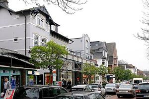 Strassenverkehr in der Einkaufsstrasse - Verkehrsstau Waitzstrasse, Gro Flottbek. Hamburg - Fotos aus den Stadtteilen und Bezirken - Bilder aus dem Stadtteil Gross Flottbek - Bezirk Hamburg Altona. Der Stadtteil Gro Flottbek liegt im  Hamburger Bezirk Altona. Der Name leitet sich von der Flottbek ab, einem sdwrts zur Elbe flieenden Bach. Die erste urkundliche Erwhnung von Klein und Gro Flottbek (plattdeutsch: Ltten un Groten Flbbeek) ist auf das Jahr 1305 datiert. Groflottbeck  gehrte zunchst zur Grafschaft Stormarn, ab 1304 bzw. 1307 zur Grafschaft Holstein-Pinneberg, die ab 1640 in Personalunion von den dnischen Knigen regiert wurde, und fiel 1866 an Preuen. 1927 wurde die selbstndige pinnebergische Landgemeinde durch das Gro-Altona-Gesetz zum Vorort der Grostadt Altona/Elbe und ging 1938 zusammen mit Altona in Hamburg auf. Auf 2,4 km leben ca. 10 000 Einwohner ind dem Stadtteil.