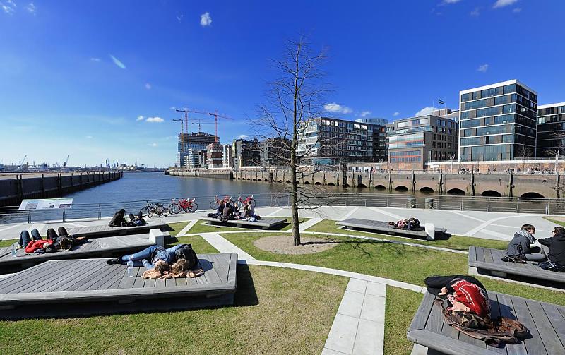 Die HafenCity ist ein Hamburger Stadtteil im Bezirk Hamburg-Mitte. Am 1. Mrz 2008 wurde die HafenCity zum eigenen Hamburger Stadtteil erklrt. Er setzt sich aus den ehemaligen Hafenflchen des Groen Grasbrooks sowie der Speicherstadt auf den ehemaligen Inseln Kehrwieder und Wandrahm zusammen und bezieht damit abgetrennte Gebiete der angrenzenden Stadtteile Altstadt, Rothenburgsort und des zusammen mit der Grndung des Stadtteils HafenCity aufgelsten Stadtteils Klostertor ein. Der Stadtteil ist vollstndig von Fluss- und Kanallufen umgeben und hat eine Gesamtflche von rund 2,2 km. 