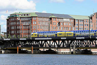 7257 Blick ber die Oberhafenbrcke und den Oberhafenkanal Richtung Hamburg Hammerbrook - Kontorhaus am Stadtdeich - Hamburger Fruchthof - Metronomzug auf der Eisenbahnbrcke.