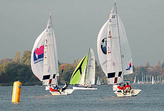 0362 Segelboote mit Spinnaker - Segelregatta auf der Aussenalster - vorm Alsterufer von Hamburg Harvestehude.