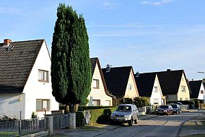 Bilder aus den Hamburger Stadtteilen und Bezirken. Die Hansestadt Hamburg ist in sieben Bezirke unterteilt, die in 105 Stadtteile untergliedert sind. Der Stadtteil Jenfeld gehrt zum Bezirk Wandsbek. Jenfeld wurde 1304 erstmalig urkundlich erwhnt. Ab Mitte des 14. Jahrhunderts gehrte das Dorf zum Kloster Reinbek. Als im Zuge der Reformation der Klosterbesitz aufgelst wurde, kam das Dorf 1529 wieder in landesherrlichen Besitz und wurde dem Amt Reinbek zugeordnet. Nach der Annexion Schleswig-Holsteins durch Preuen 1867 wurde Jenfeld dem neu gegrndeten Kreis Stormarn zugeordnet. 1927 wurde Jenfeld in die Stadt Wandsbek eingemeindet. 1938 kam Jenfeld gemeinsam mit Wandsbek aufgrund des 1937 beschlossenen Gro-Hamburg-Gesetzes zu Hamburg. In dem.5 km groen Stadtteil leben ca. 25 000 Einwohner. 