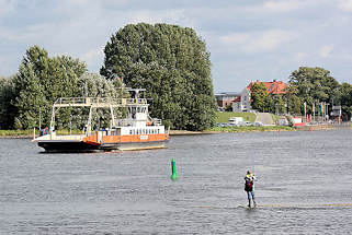 4160 Autofhre auf der Elbe zwischen Zollenspieker, Kirchwerder und Hoopte / Niedersachsen; Angler auf einer Buhne.