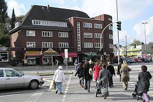 Fussgnger berqueren einen Fussgngerberweg am Lokstedter Siemersplatz. Fotos aus dem Hamburger Stadtteil Lokstedt - Bilder aus dem Bezirk HAMBURG EIMSBTTEL. Bereits 1110 urkundlich erwhnt, wurde aus dem ehemaligen Bauerndorf mit wenigen Handwerkern und einer starken drflichen Struktur schon frhzeitig Wohnplatz vieler begterter Brger aus dem nahen Hamburg. Von 1110 bis 1460 stand Lokstedt unter der Regierung der Schauenburger Grafen, die Holstein regierten. Lokstedt kam zu Dnemark, als der dnische Knig Christian I. in Personalunion Herzog von Holstein wurde. Die Dnen errichteten vor Ort eine Zollstation, die bis 1839 in Betrieb blieb. Die 400-jhrige dnische Herrschaft endete 1866, als auch Lokstedt nach dem deutsch dnischen Krieg zu Preuen kam. 1938 wurde Lokstedt aufgrund des Gro-Hamburg-Gesetzes nach Hamburg eingegliedert.