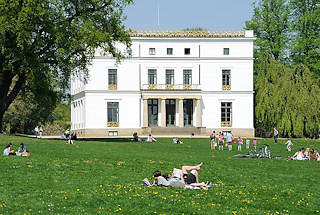 2976 Sonntagnachmittag in der Frhlingssonne auf der Liegewiese vor dem historischen Jenischhaus in Hamburg Othmarschen.